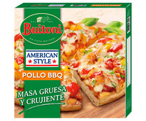 Pizza con masa estilo americana (gruesa y crujiente), de pollo, mozzarella y salsa barbacoa BUITONI American style 425 g.