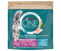 Pienso para gatos esterilizados propensos a digestiones sensibles, rico en salmón PURINA ONE SENSITIVE 1,5 kg.