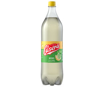 Tinto de verano elaborado con vino blanco verdejo y zumo natural de limón LA CASERA Distinto botella de 1.5 l.