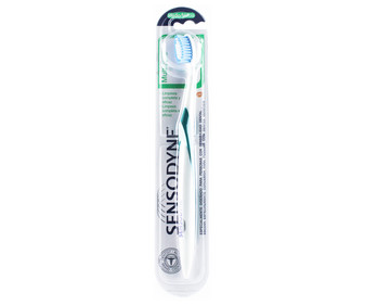 Cepillo de dientes con filamentos de dureza media, para pesonas con sensibilidad dental SENSODYNE Multicare. Cepillo de dientes con filamentos de dureza media, para pesonas con sensibilidad dental SENSODYNE Multicare.