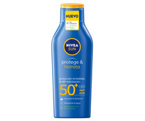 Leche solar protectora e hidratante, con factor de protección 50+ ( muy alto) NIVEA Sun protege & hidrata 400 ml.