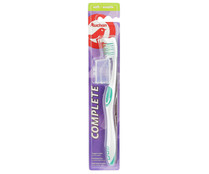 Cepillo de dientes con raspador de lengua y filamentos suaves AUCHAN Complete.