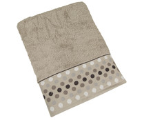 Toalla de baño 95% algodón color beige con cenefa de topos, 450g/m², ACTUEL. Toalla de baño 95% algodón color beige con cenefa de topos, 450g/m², ACTUEL.