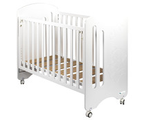 Cuna de madera de haya, 124x93x63cm, barandilla abatible, 4 ruedas, INTERBABY LOVELY PREMIUM, color blanco.