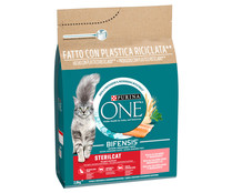 Pienso para gatos esterilizados a base de salmón PURINA ONE 2,8 kg.