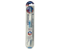 Cepillo de dientes con filamentos suaves SENSODYNE sensibilidad y encías. Cepillo de dientes con filamentos suaves SENSODYNE sensibilidad y encías.