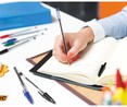 Lote de 27 bolígrafos con capucha de forma triangular, punta mediana y grosor de escritura de 1 milímetro, con tinta de colores, azul, negro, rojo y verde BIC Cristal.