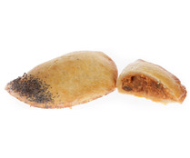 Empanadilla de hojaldre rellena de pisto y atún