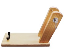 Soporte jamonero de madera con sujeción posterior de tornillo y púas superiores, 51x18x34cm. INALSA.