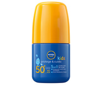 Protector solar en roll on especial para niños, con factor protección 50+ (muy alta) NIVEA Sun kids protege & cuida 50 ml.
