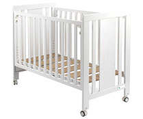 Cuna de madera de haya, 124x93x63cm, barandilla abatible, 4 ruedas, INTERBABY MOONET PREMIUM, color blanco.
