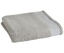 Toalla de ducha 100% algodón color gris con cenefa jacquard imitación encaje, 500g/m² ACTUEL.