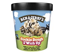 Tarrina de helado de vainilla con remolinos, sandwiches y trocitos de cokies de chocolate BEN & JERRY'S S'wich up 465 m.