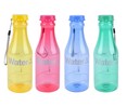 Botella de policarbonato de colores con tapón y cinta de transporte, 0,6 litros IDEALCASA.