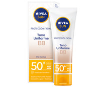 Protector solar facial con acción antiedad y factor de protección 50+ (muy alto) NIVEA Sun BB tono uniforme 50 ml.
