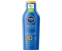 Leche solar protectora e hidratante con factor de protección 30 (alta) NIVEA Sun protege & hidrata 400 ml.