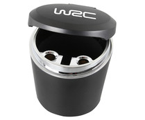 Cenicero universal que se adapta a un porta-bebidas estándar, e incluye tapa para evitar derrames accidentales WRC.