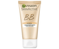 Crema clásica para pieles normales, con SPF 15, vitamina C y tono claro GARNIER Skin Active BB cream 50 ml.