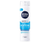 Gel de afeitar sin alcohol y con efecto refrescante NIVEA Men sensitive cool 200 ml.