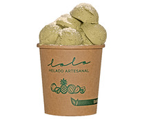 Tarrina de helado artesanal de coco con té verde matcha y coco rallado LOLO 475 ml.