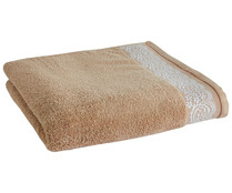 Toalla de ducha 100% algodón color beige con cenefa jacquard imitación encaje, 500g/m² ACTUEL.