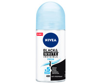 Desodorante roll-on para mujer con acción anti manchas NIVEA Black & white invisible fresh 50 ml.