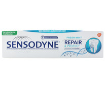 Pasta de dientes con flúor y sabor a menta fresca para dientes sensibles SENSODYNE Repair & protect 75 ml.