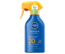 Spray solar hidratante con factor de protección 20 (media) NIVEA Sun protege & hidrata 270 ml.