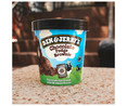 Tarrina de helado de chocolate con trocitos de brownie BEN & JERRY'S 465 ml.