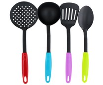 Set de 4 utensilios para servir fabricados en nylon negro con mango de color GSMD.