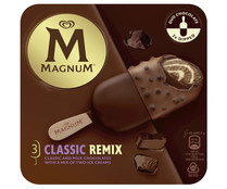 Bombón almendrado de chocolate, recubierto de chocolate con leche y chocolate con leche con trocitos de cacao MAGNUM Classic remix 3 x 55 ml.