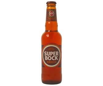 Cerveza portuguesa tipo abadía SUPER BOCK botella de 33 centilitros