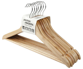 Pack de 8 perchas de madera con barra. Pack de 8 perchas de madera con barra.