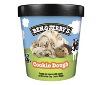 Tarrina de helado de vainilla con trozos de masa de galleta y chocolate BEN & JERRY'S Cookie dough 465 ml.