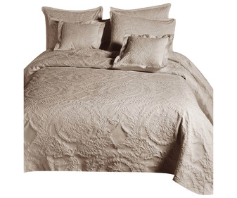 Colcha para cama doble con flocado floral, color beige, 240x260cm., LUTEX. Colcha para cama doble con flocado floral, color beige, 240x260cm., LUTEX.