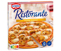 Pizza de masa fina y crujiente cubierta con tomate, champiñones y queso DR. OETKER Ristorante 380 g.