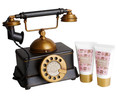Teléfono antiguo con productos para el cuidado y la higiene corporal VINTAGE.