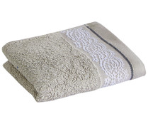 Toalla de tocador 100% algodón color gris con cenefa jacquard imitación encaje, 500g/m² ACTUEL.