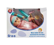 Muñeco bebé 30cm con accesorios médicos de madera, ONE TWO FUN ALCAMPO.