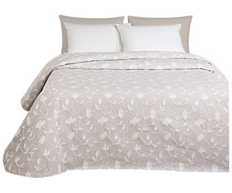 Colcha para cama doble con diseño floral integrado en el tejido, color beige y blanco, 240x260cm., LUTEX. Colcha para cama doble con diseño floral integrado en el tejido, color beige y blanco, 240x260cm., LUTEX.