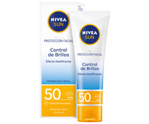 Protector solar facial para el control de brillos y con factor de protección 50 (muy alto) NIVEA Sun control de brillos 50 ml.