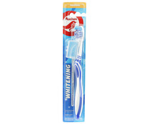 Cepillo dental blanqueador,  con raspador de lengua y filamentos de dureza media AUCHAN Whitening.